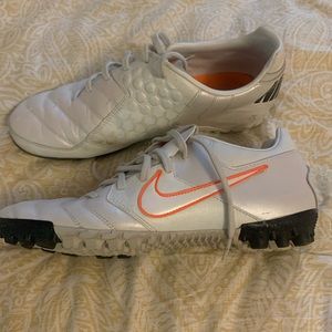 Nike women’s turf cleats NEW